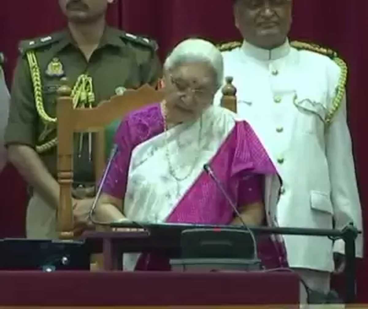 राज्यपाल के अभिभाषण के बीच सपा के सदस्यों का जोरदार हंगामा राज्यपाल के अभिभाषण के बीच सपा के सदस्यों का जोरदार हंगामा